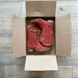 Boot Barn Dingo cowboy fringed boots. Like new. Very comfortable wear. Wow deal.